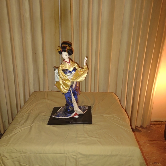 High Value Japanese Geisha Doll - Picture 13 of 14